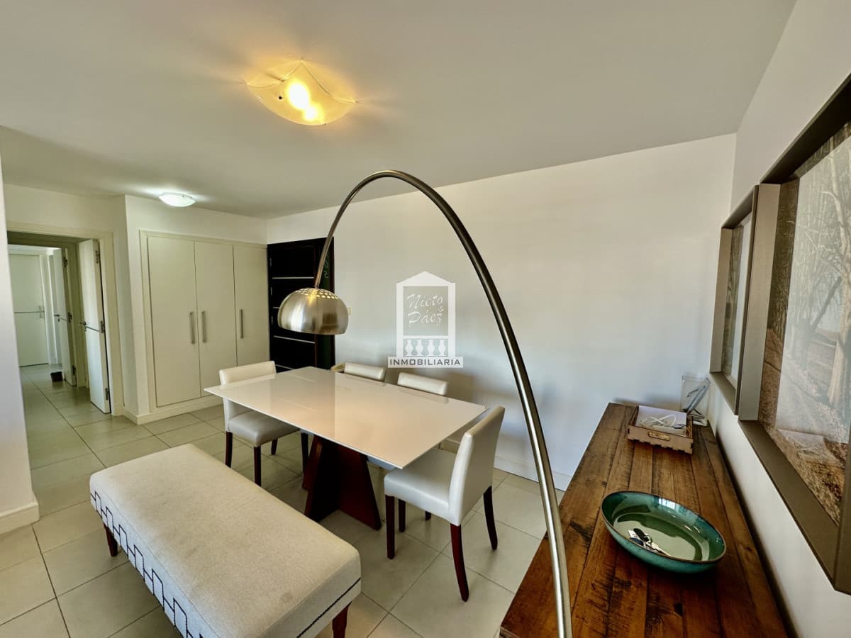 Hermoso apartamento de 2 dormitorios con parrillero propio y vista a playa brava