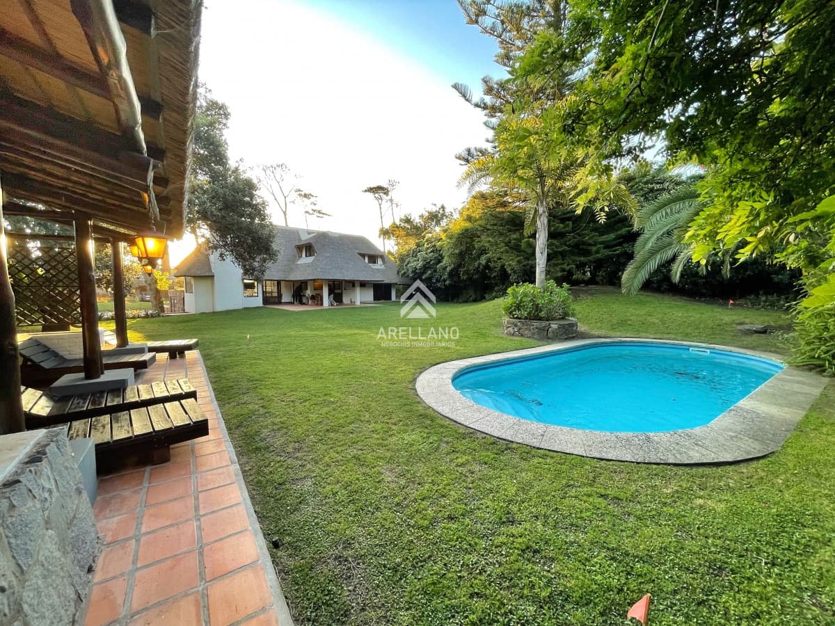 Casa ID.5280 - En alquiler primer quincena de enero amplia casa con piscina y parrillero a 200 metros del mar