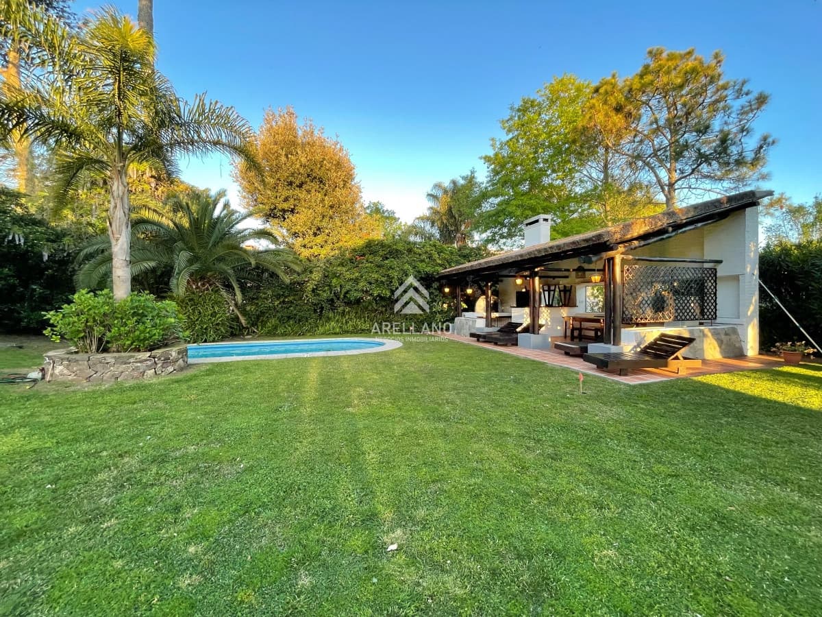 Casa ID.5280 - En alquiler primer quincena de enero amplia casa con piscina y parrillero a 200 metros del mar