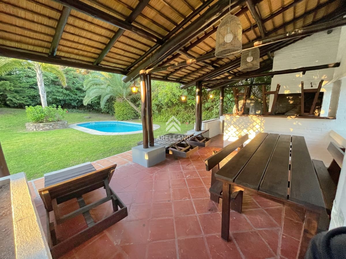 Casa ID.5280 - En alquiler primer quincena de enero amplia casa con piscina y parrillero a 200 metros del mar