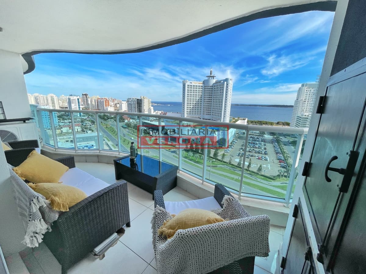 Hermoso apartamento con vista al mar en Playa Mansa - Inmobiliaria Verona Punta