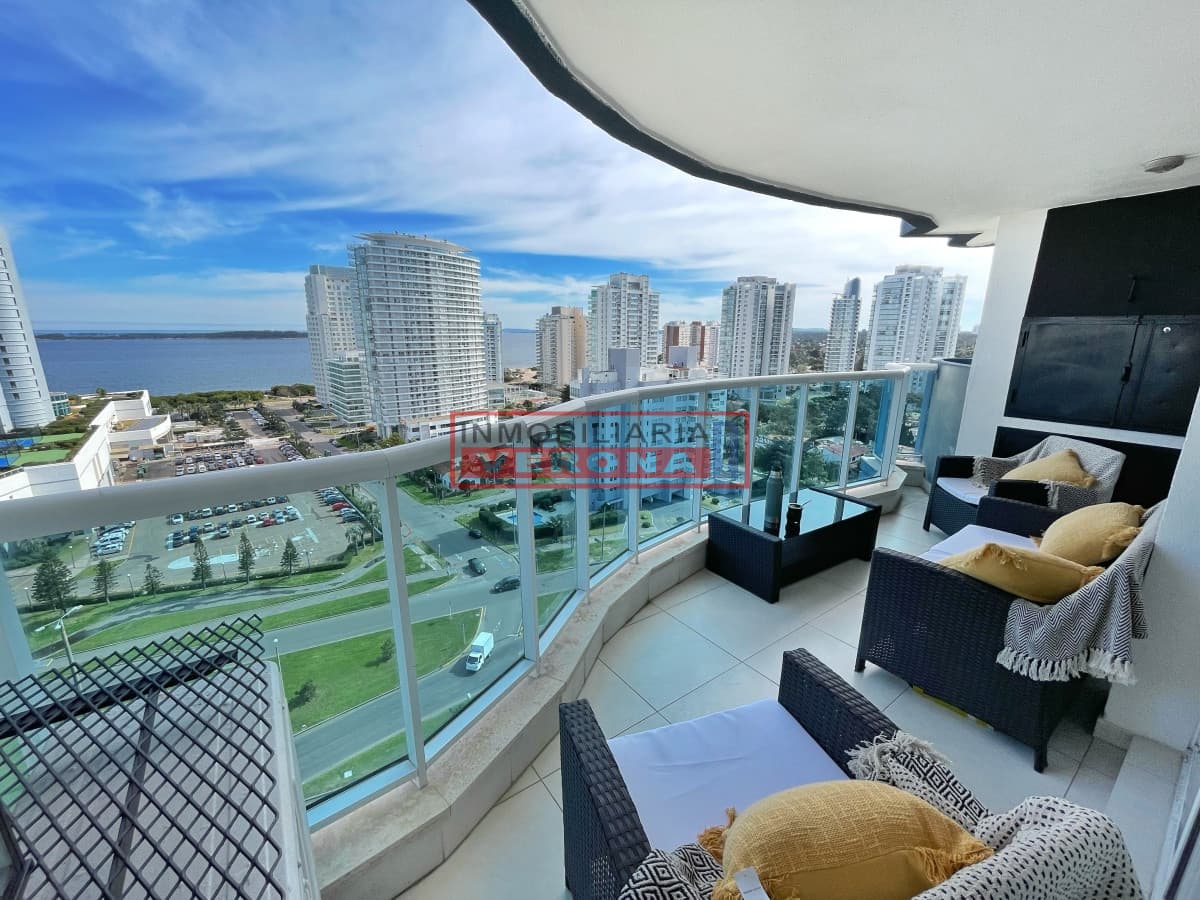 Hermoso apartamento con vista al mar en Playa Mansa - Inmobiliaria Verona Punta