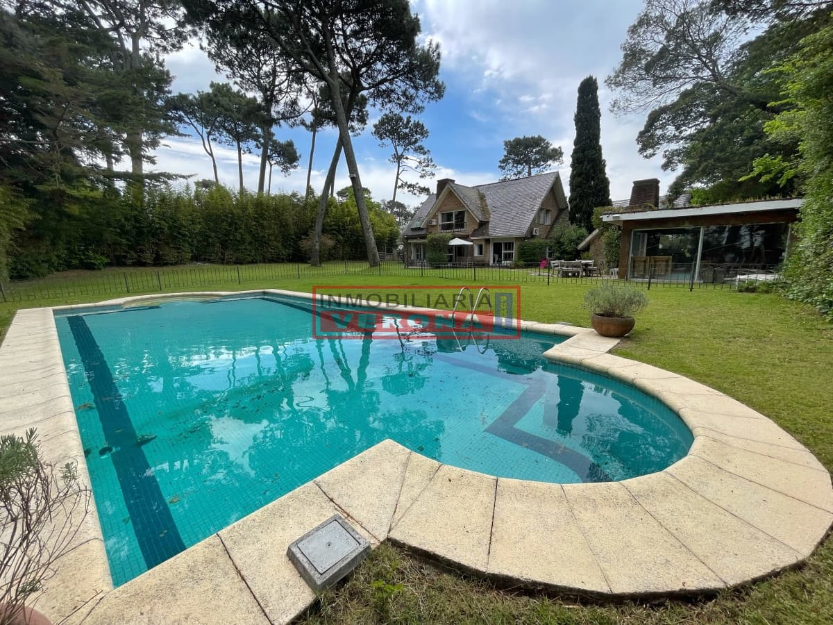 Casa en Mansa, 4 dormitorios y dependencia, piscina, barbacoa. Alquiler de temporada - Inmobiliaria Verona Punta