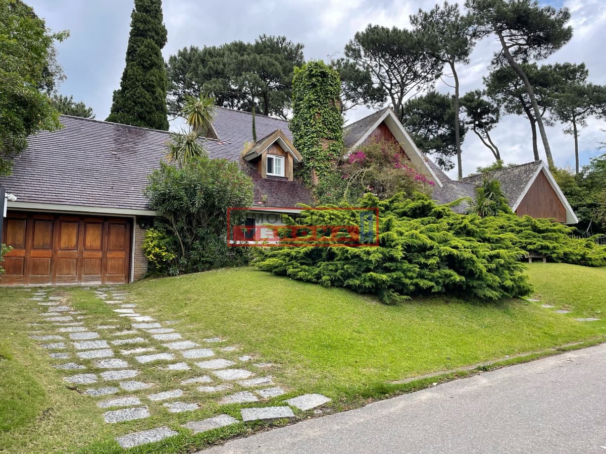 Casa en Mansa, 4 dormitorios y dependencia, piscina, barbacoa. Alquiler de temporada - Inmobiliaria Verona Punta