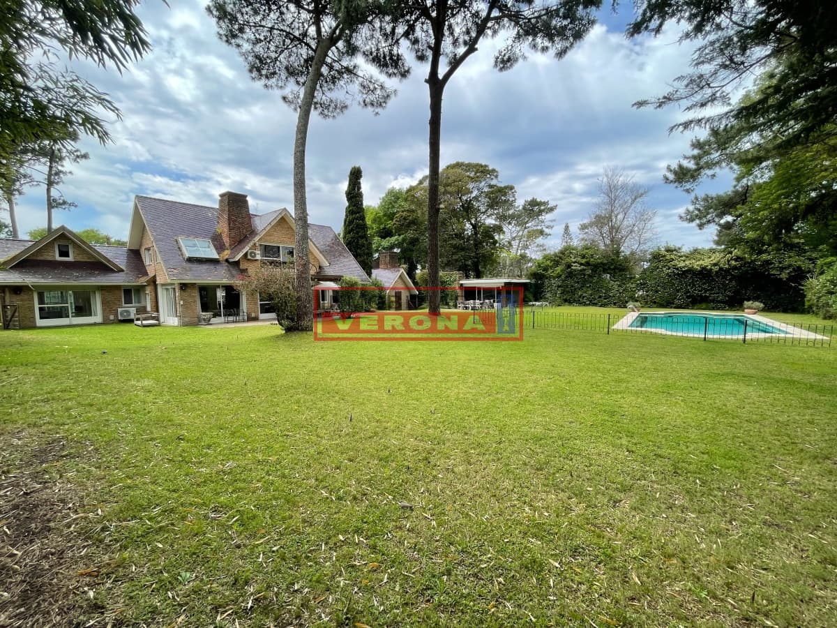 Casa en Mansa, 4 dormitorios y dependencia, piscina, barbacoa. Alquiler de temporada - Inmobiliaria Verona Punta