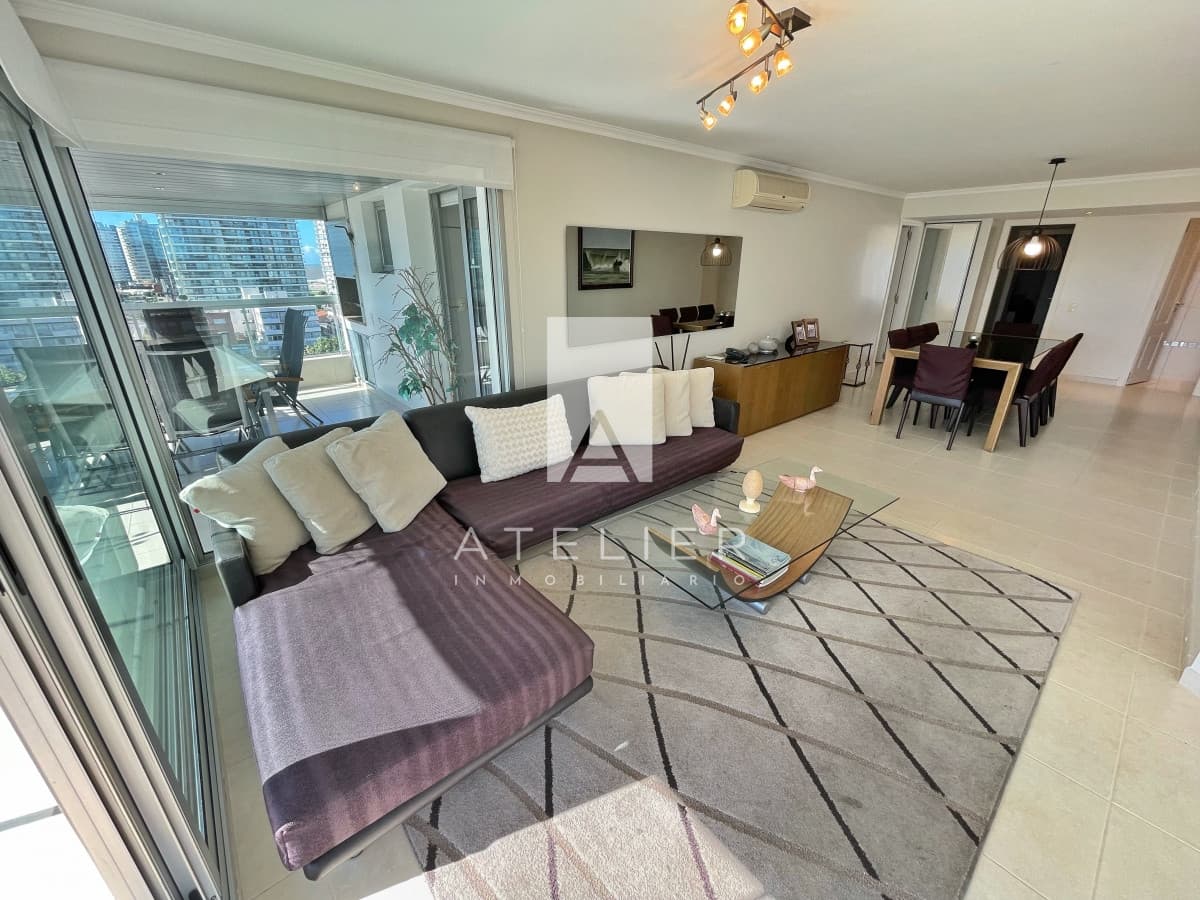 Amplio apartamento en venta, 3 dormitorios y dependencia,  playa mansa