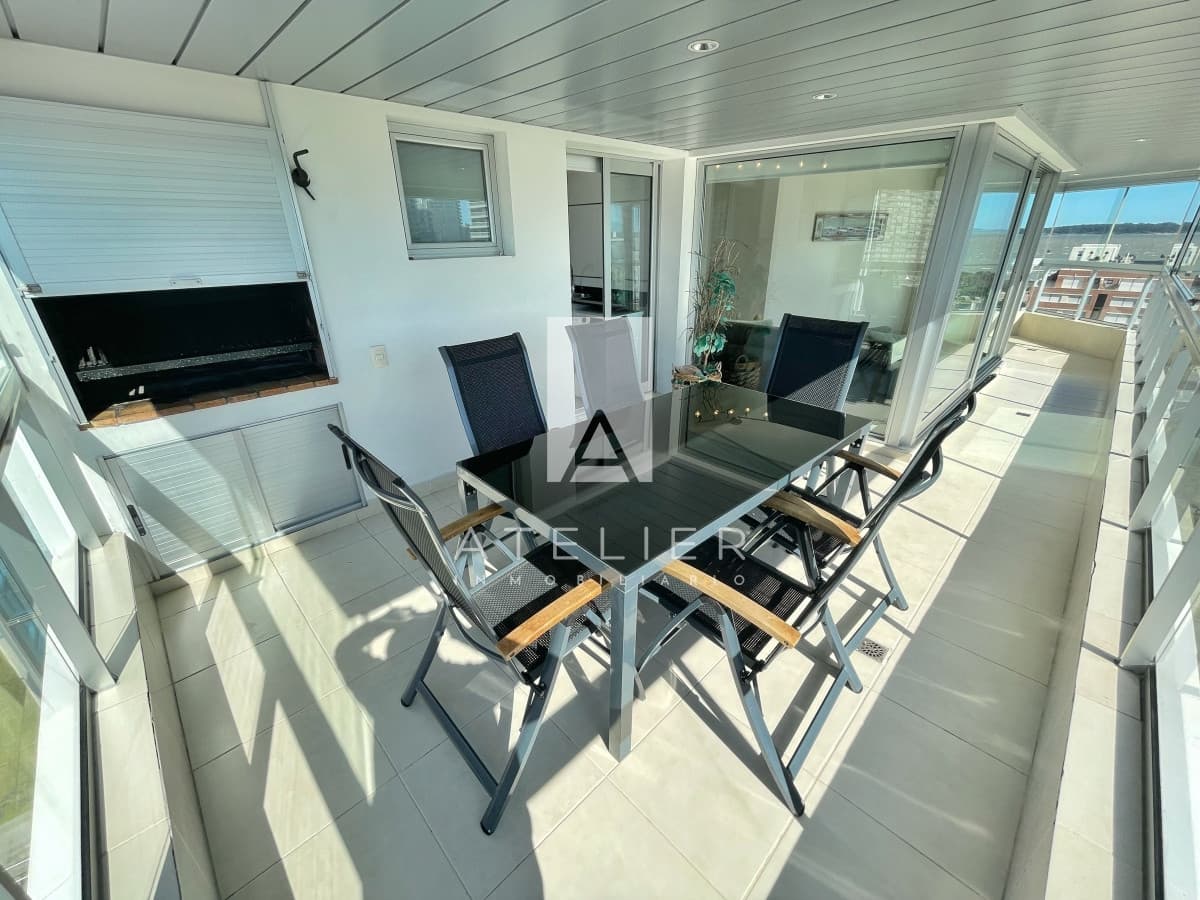 Amplio apartamento en venta, 3 dormitorios y dependencia,  playa mansa