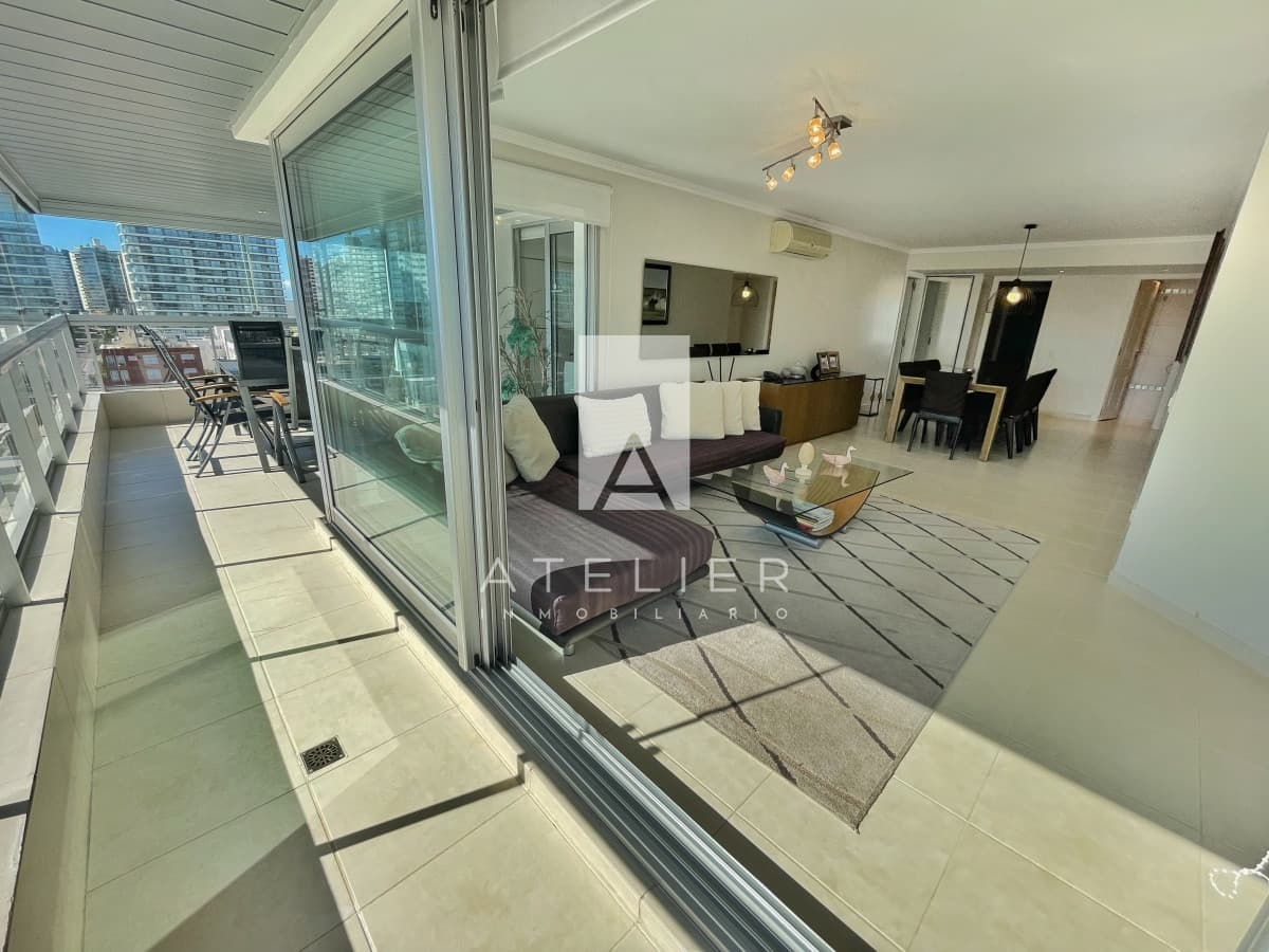 Amplio apartamento en venta, 3 dormitorios y dependencia,  playa mansa