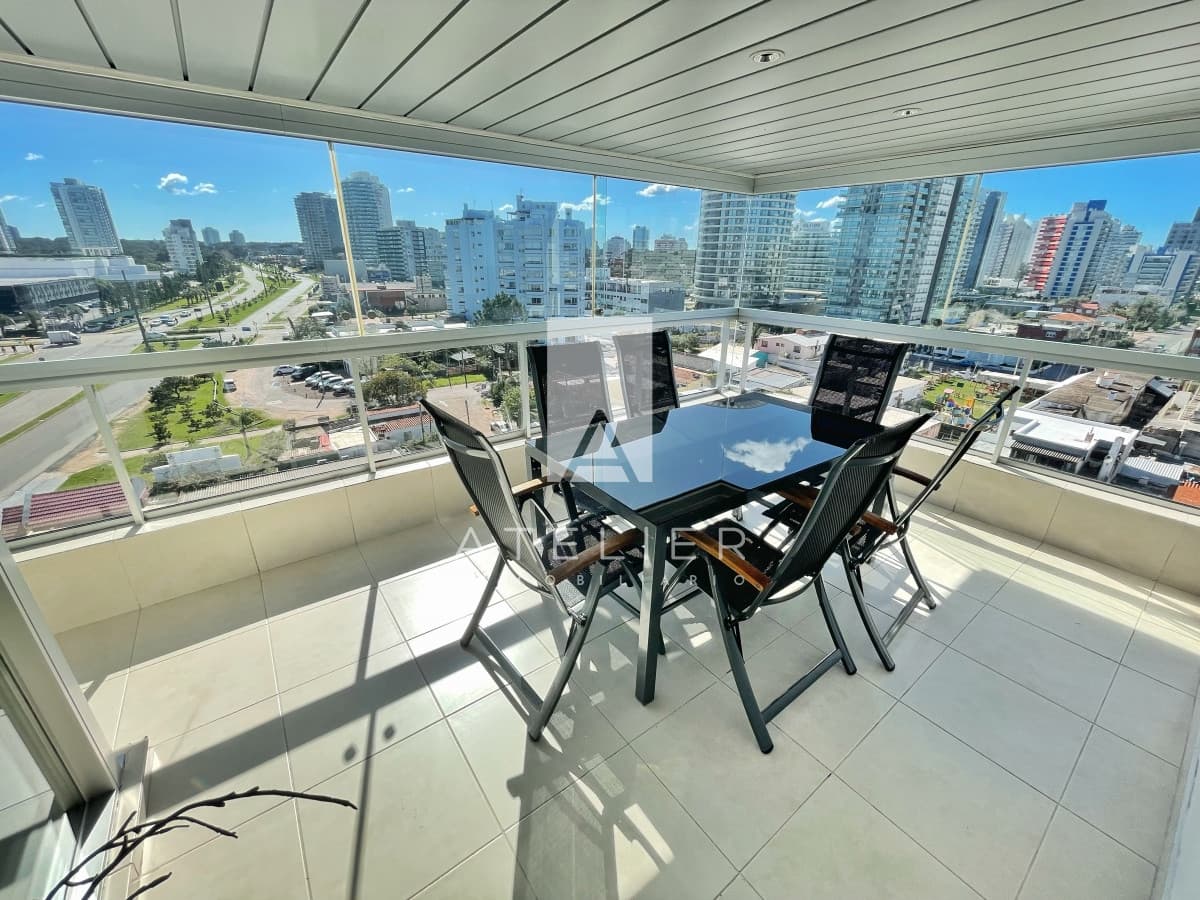 Amplio apartamento en venta, 3 dormitorios y dependencia,  playa mansa