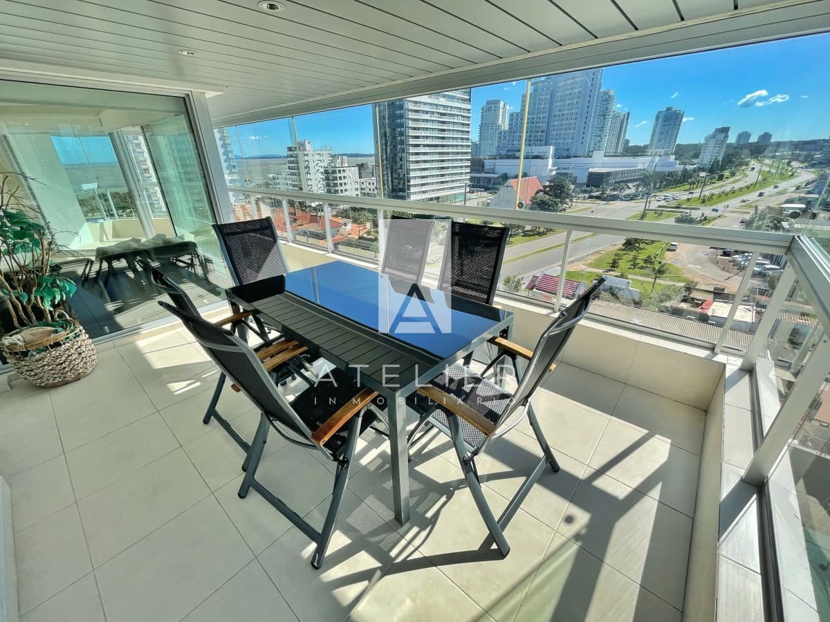 Amplio apartamento en venta, 3 dormitorios y dependencia,  playa mansa
