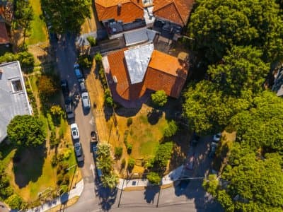 Residencia clásica con 5 dormitorios y jardín amplio, a metros del mar  -