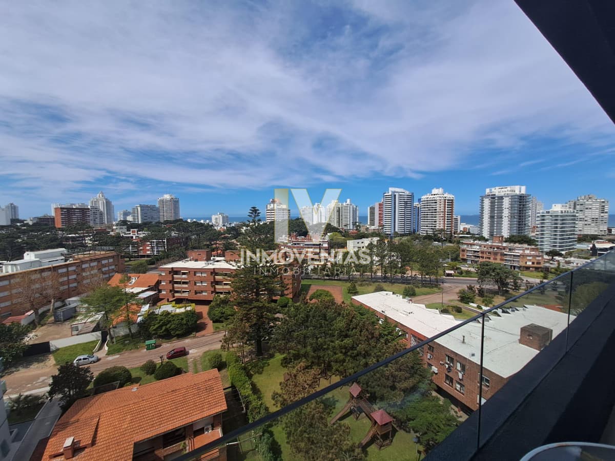 Alquiler Apartamento de 3 dormitorios en Playa Mansa, Punta del Este.