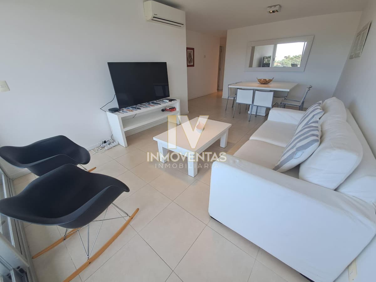 Alquiler Apartamento de 3 dormitorios en Playa Mansa, Punta del Este.