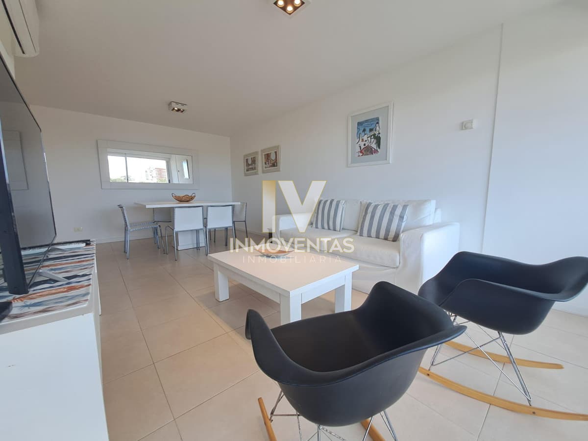 Alquiler Apartamento de 3 dormitorios en Playa Mansa, Punta del Este.