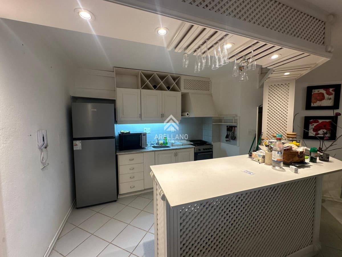 Apartamento ID.4239 - Apartamento en venta y alquiler temporal, 3 dormitorios, frente al mar Playa mansa, Punta del Este