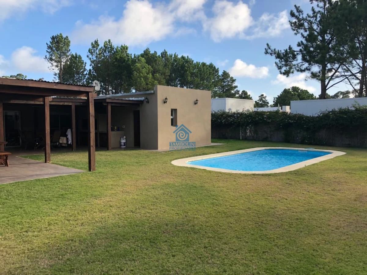 Casa en Barrio Privado   -