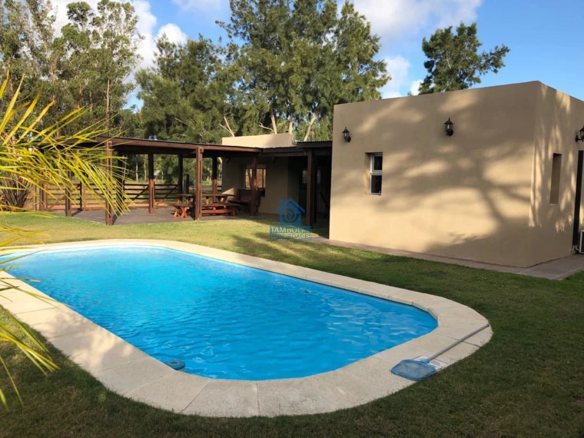 Casa en Barrio Privado   -