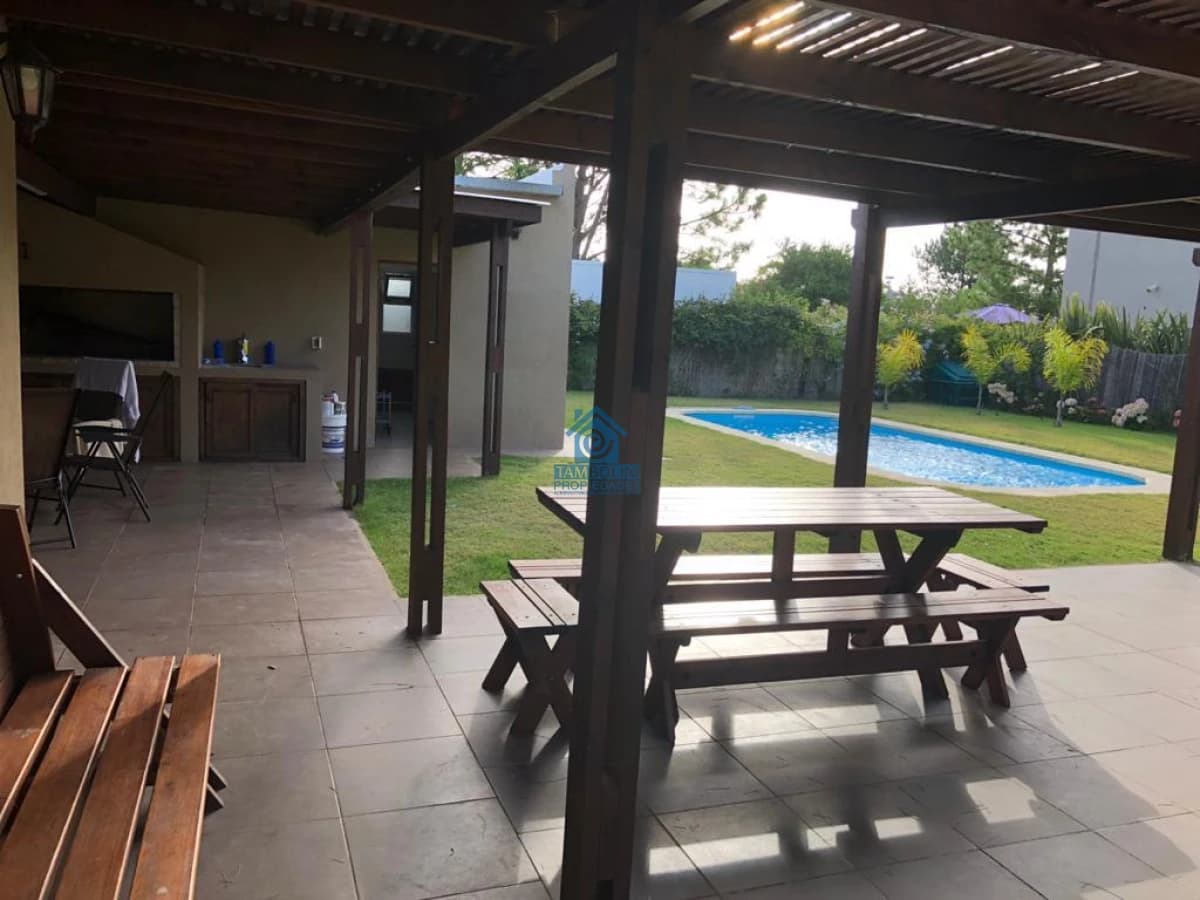 Casa en Barrio Privado   -