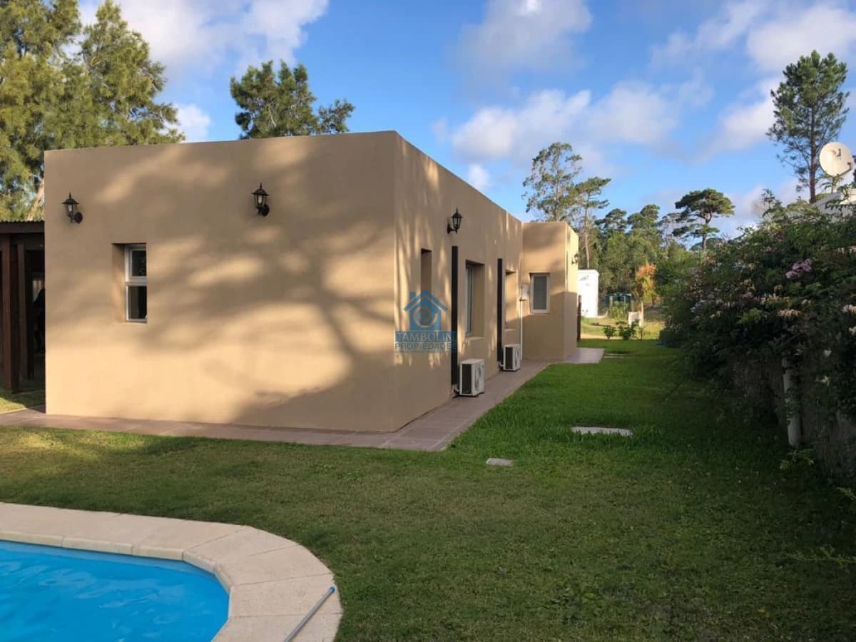 Casa en Barrio Privado   -