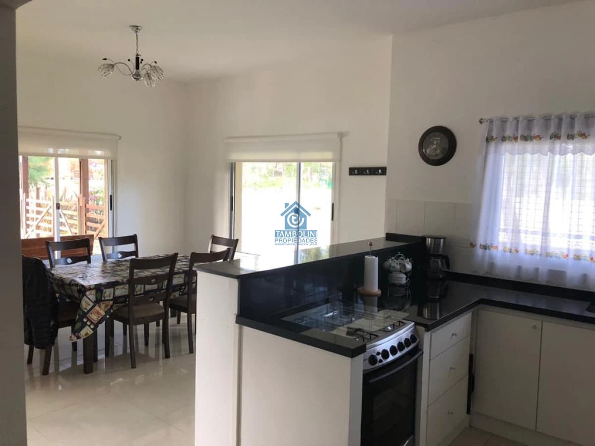 Casa en Barrio Privado   -