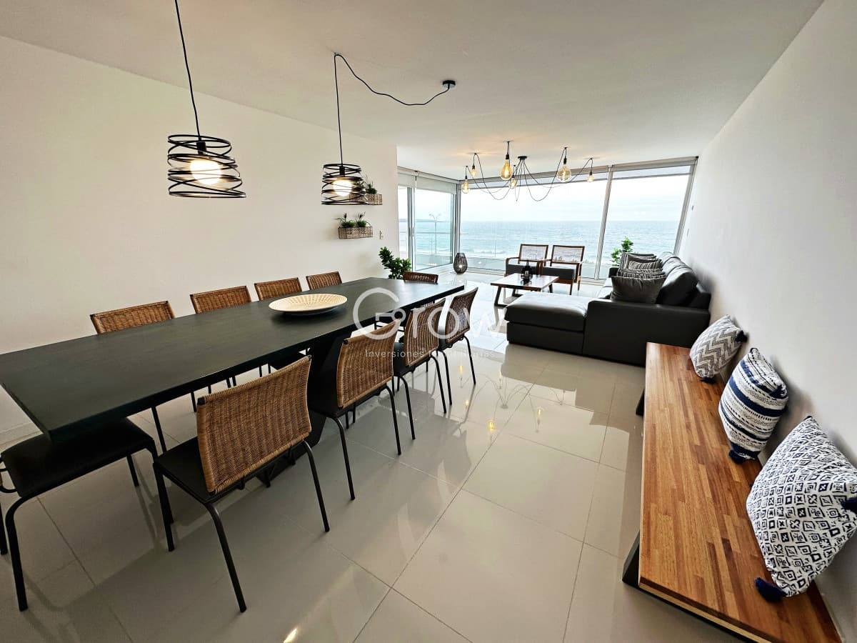 Punta del Este. Mansa frente al Mar. Exclusivo Apartamento con parrillero propio.