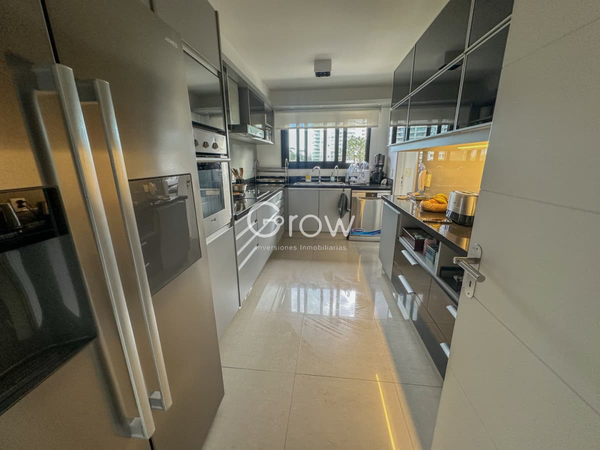 One, Punta del Este! Exclusivo apartamento a pasos del mar.  -