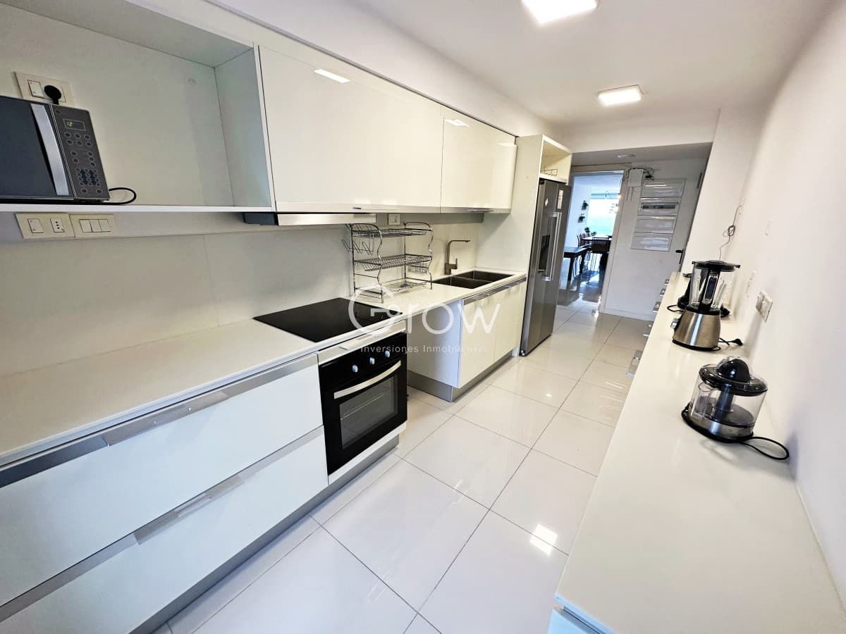 Punta del Este. Mansa frente al Mar. Exclusivo Apartamento con parrillero propio.