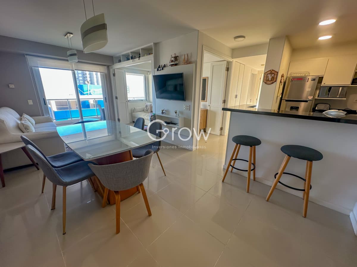 Hermoso piso alto con vistas al mar en parada 3 de Playa Brava
