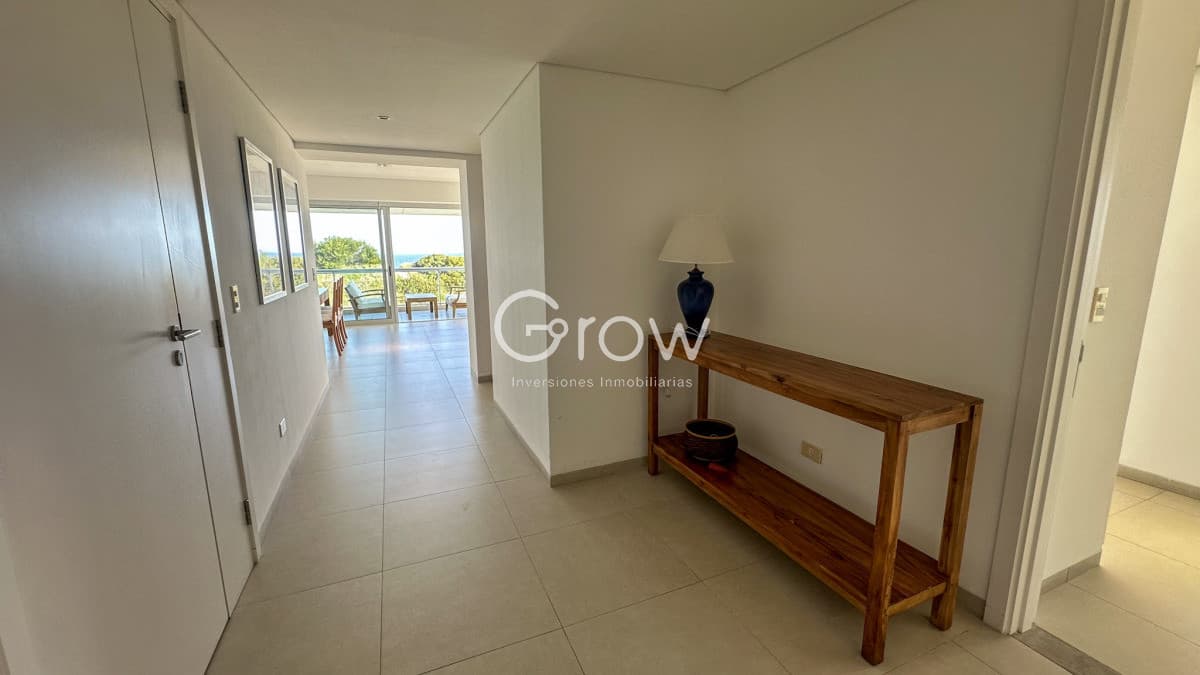 Departamento esquinero en primera linea de Playa Brava!
