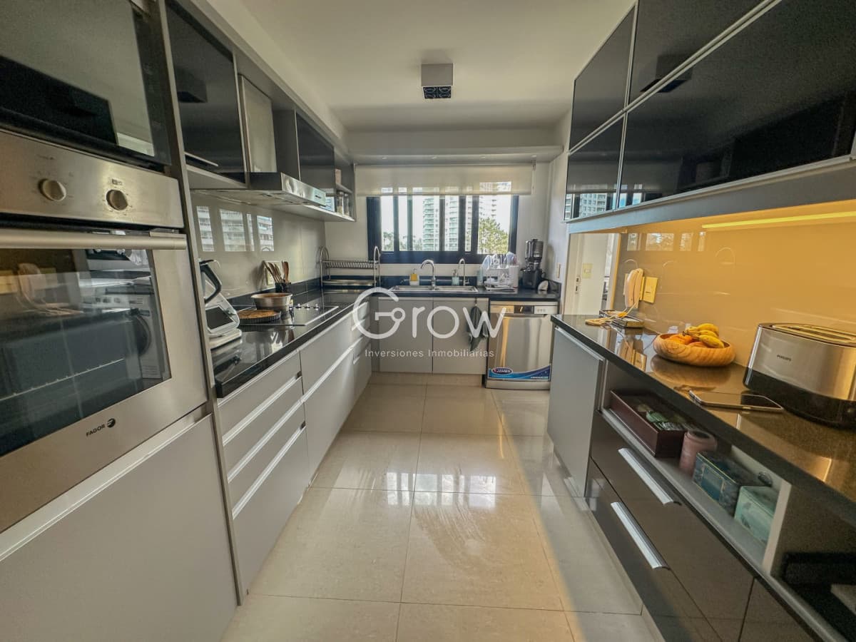 One, Punta del Este! Exclusivo apartamento a pasos del mar.  -