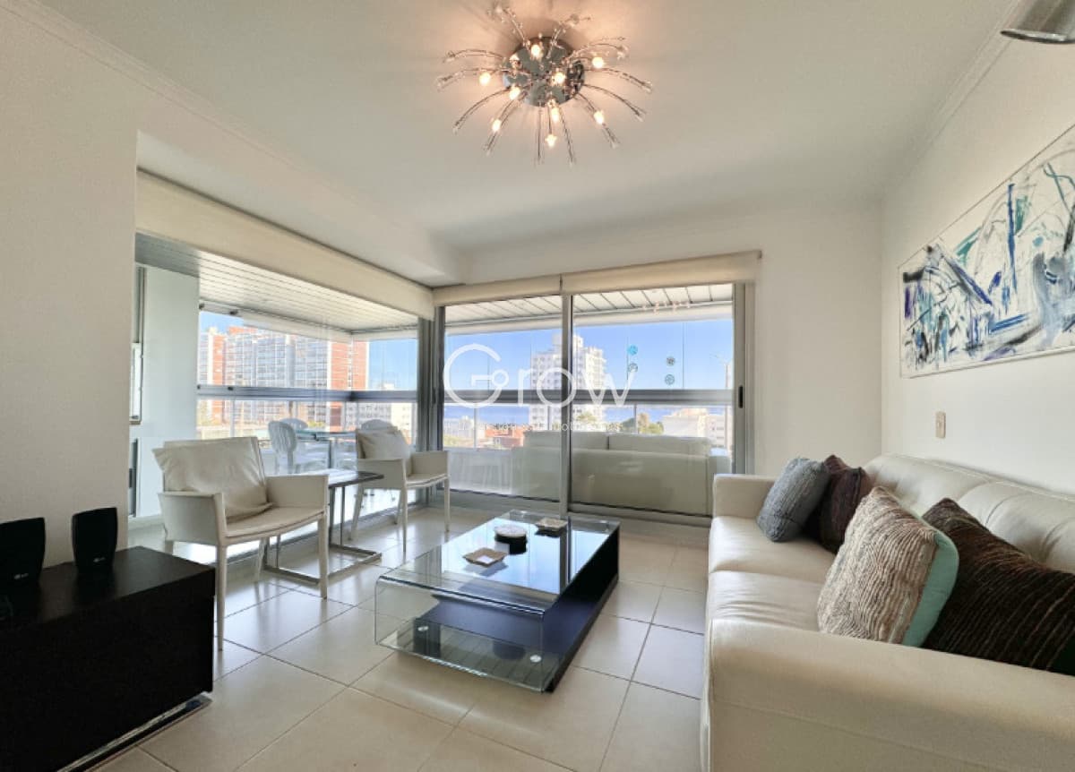 Con vistas a playa mansa y a metros del mar   -