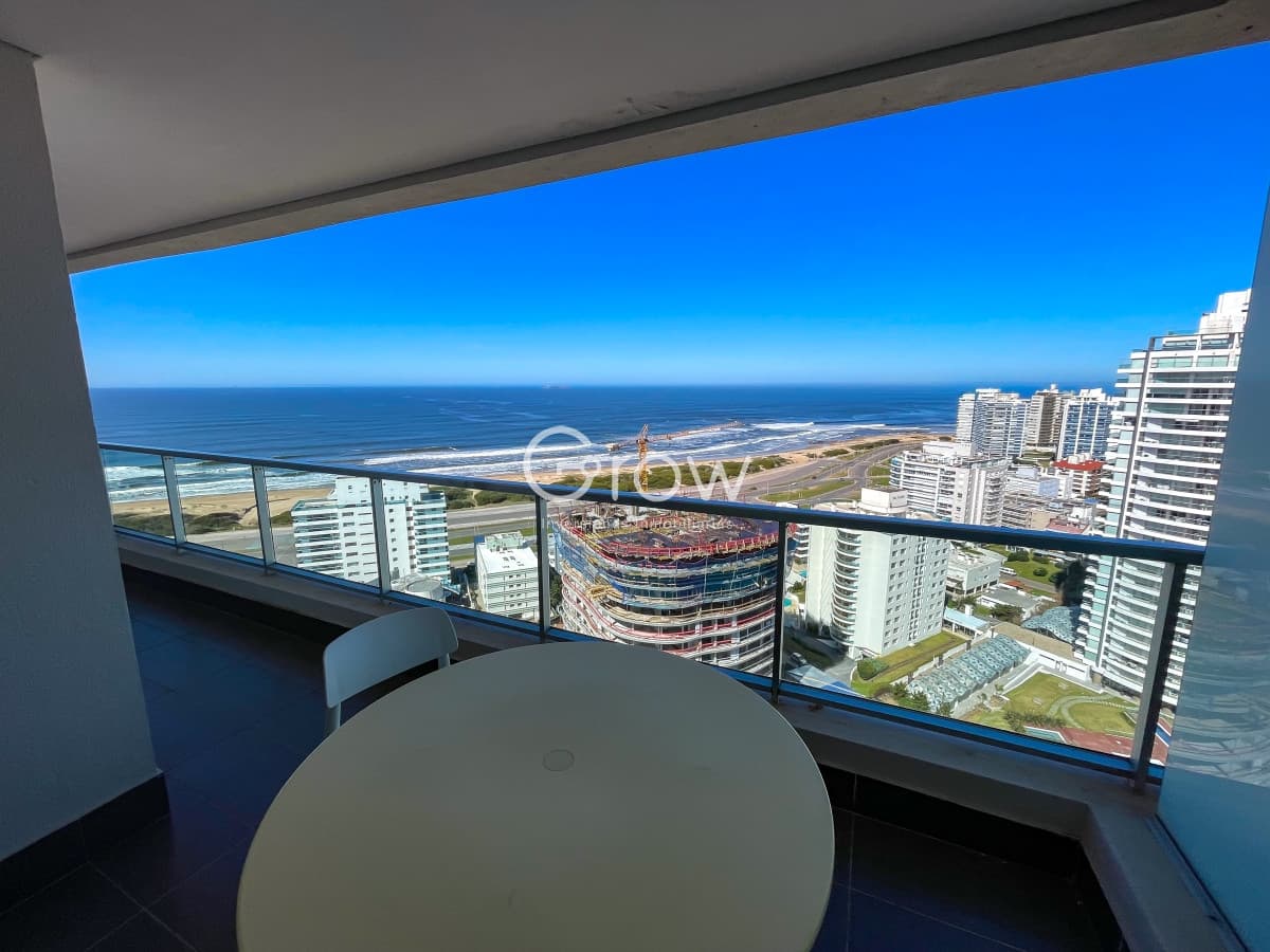 Piso alto con hermosa vista a Playa Brava!