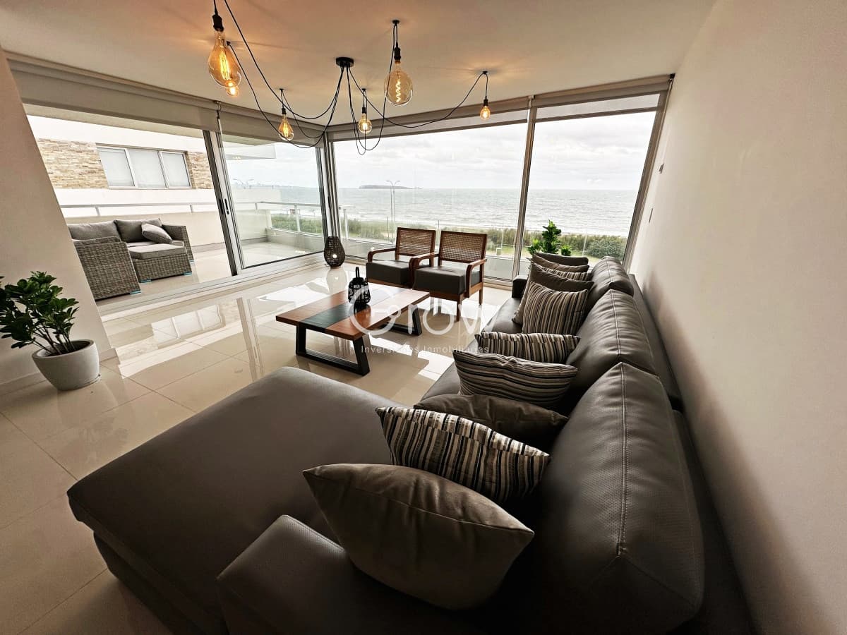 Punta del Este. Mansa frente al Mar. Exclusivo Apartamento con parrillero propio.