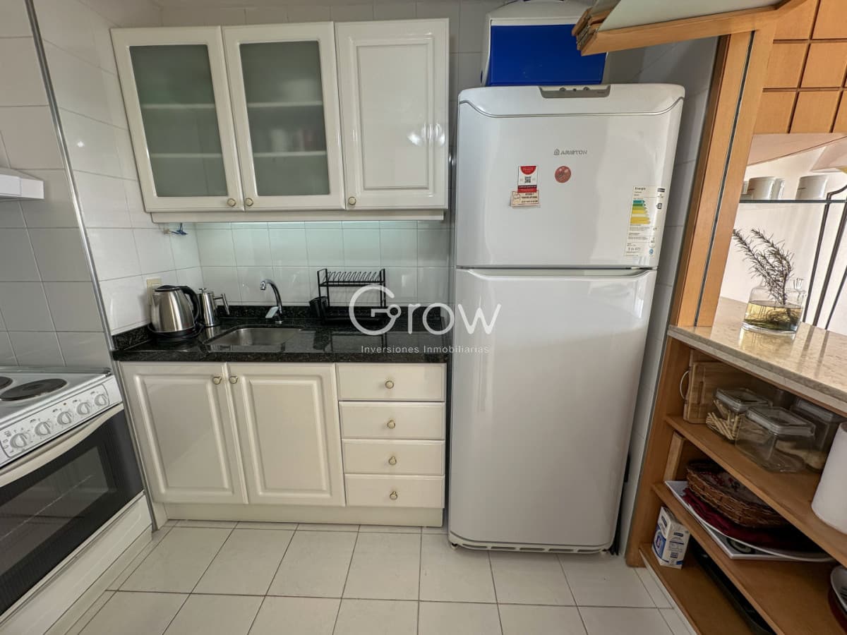 Exclusivo departamento piso alto en venta a solo pasos del mar en Playa Mansa