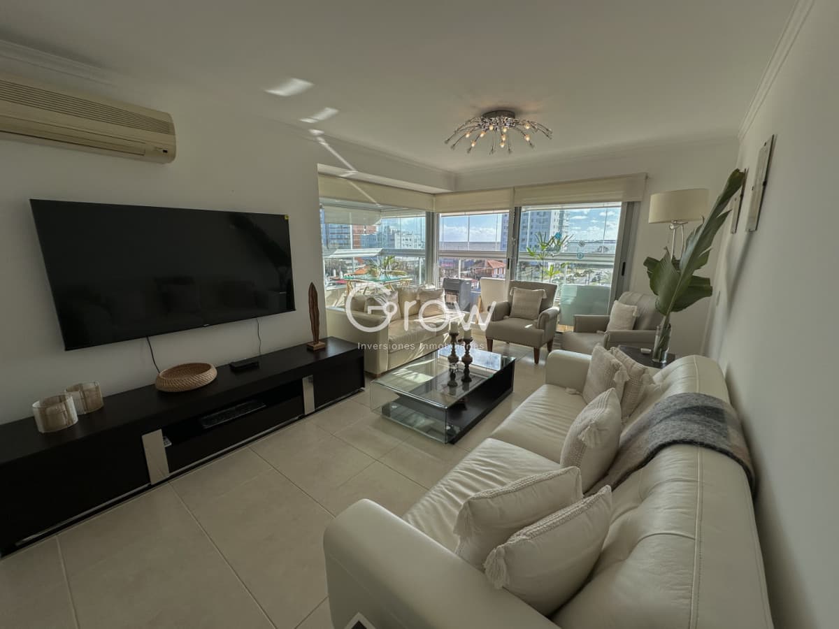 Con vistas a playa mansa y a metros del mar   -