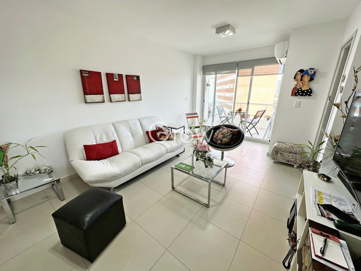 Cómodo apartamento en Torre con servicios, próximo al mar  -