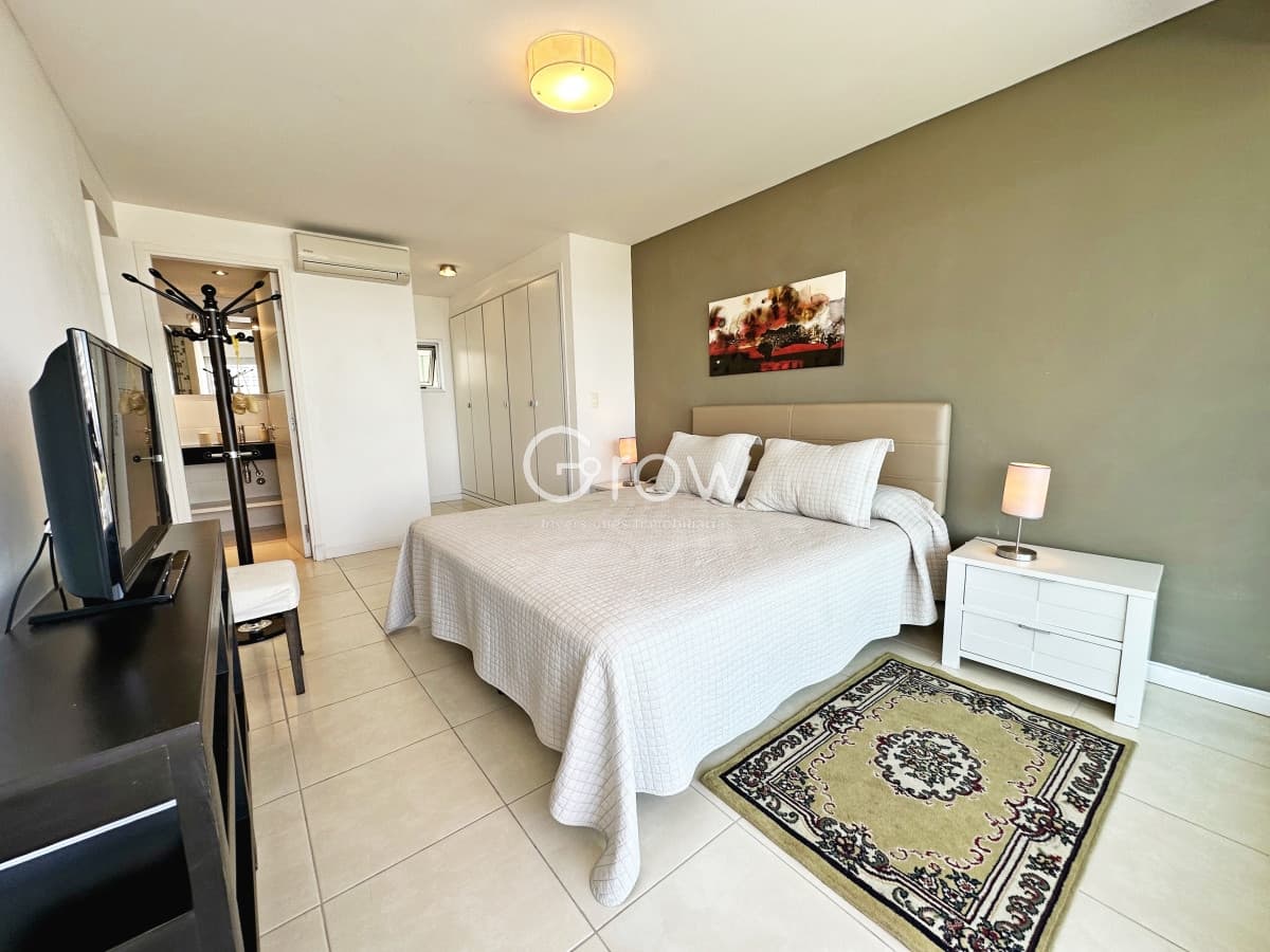 Apartamento en edificio con servicios y vista al mar a pasos de Mansa   -