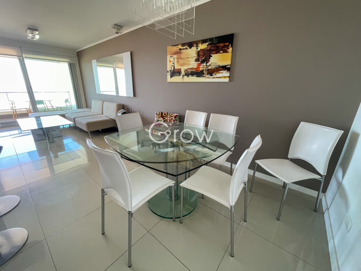 Piso alto con hermosa vista a Playa Brava!
