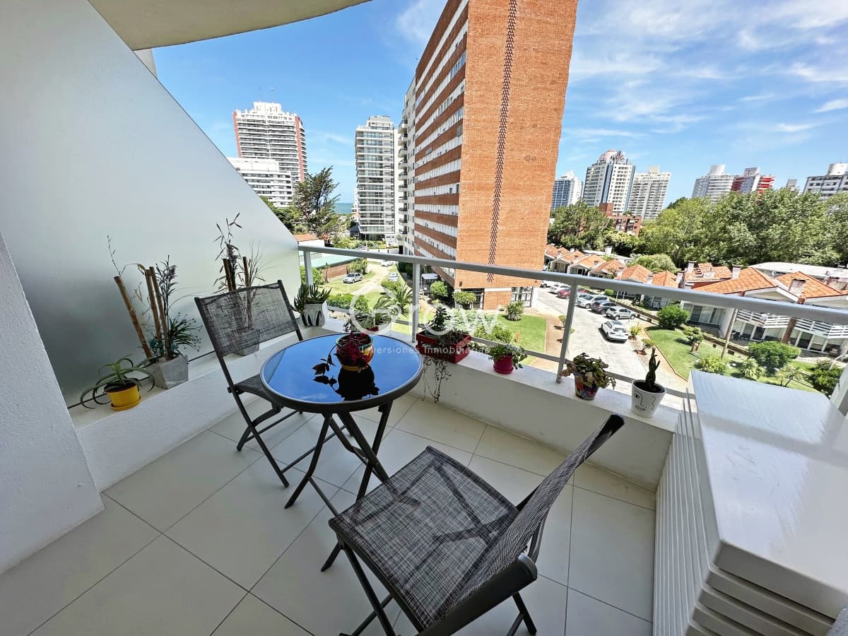 Cómodo apartamento en Torre con servicios, próximo al mar  -