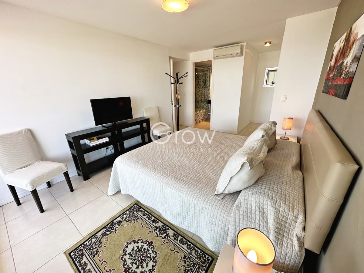 Apartamento en edificio con servicios y vista al mar a pasos de Mansa   -