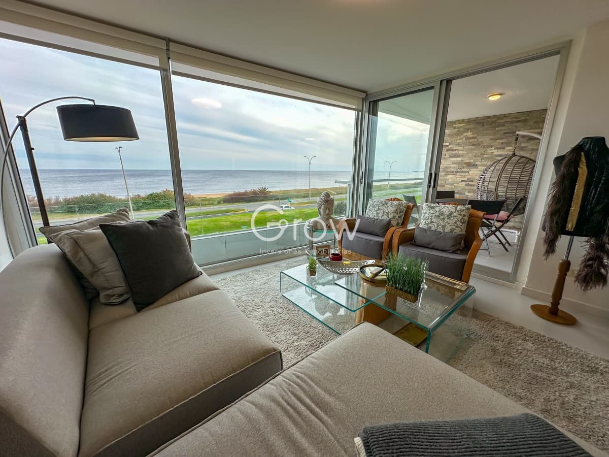 Exclusivo departamento en primera línea de Playa Mansa  -