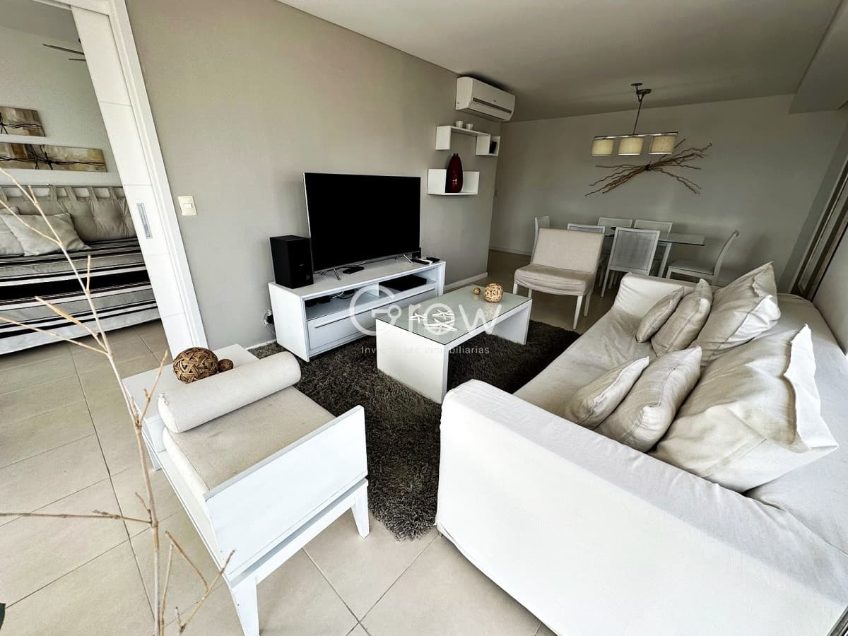 Punta de Este, Apartamento de 3 dormitorios a metros del mar y al Hotel Conrad.
