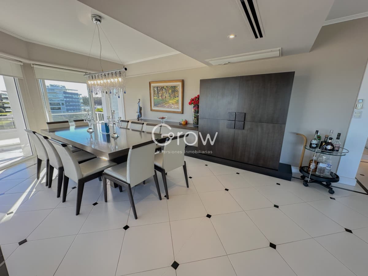 Exclusivo penthouse en primera línea de Playa Brava