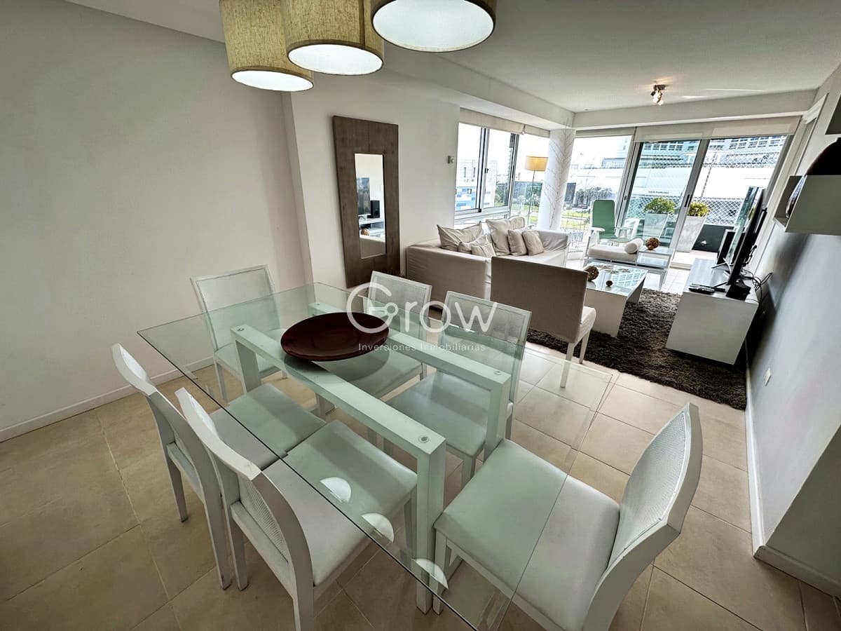 Punta de Este, Apartamento de 3 dormitorios a metros del mar y al Hotel Conrad.