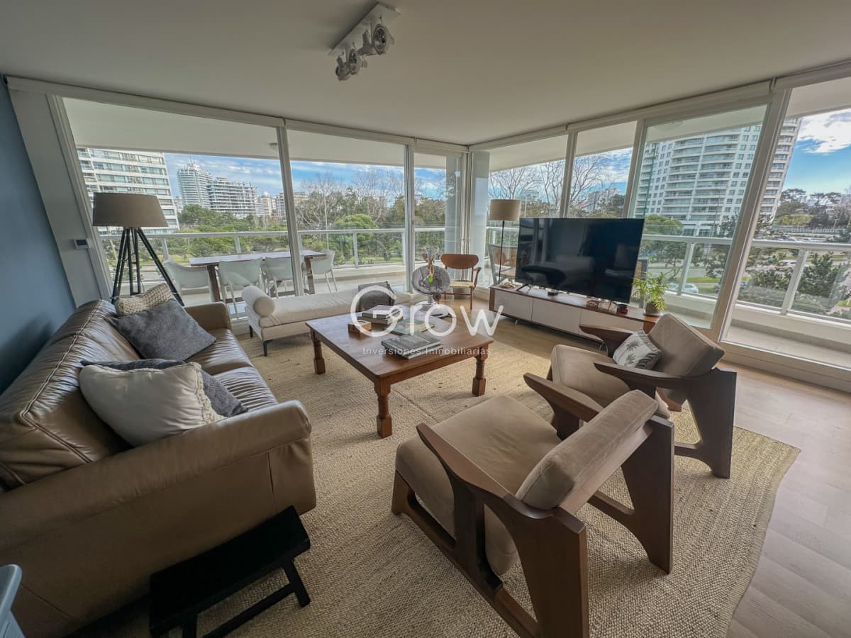 One, Punta del Este! Exclusivo apartamento a pasos del mar.  -