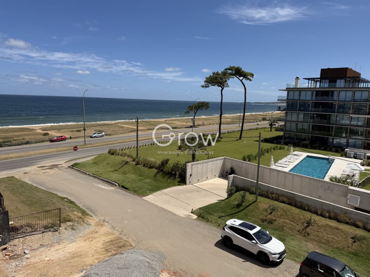 Apartamento de 2 dormitorios en primera línea de Playa Mansa! Estrena 2026