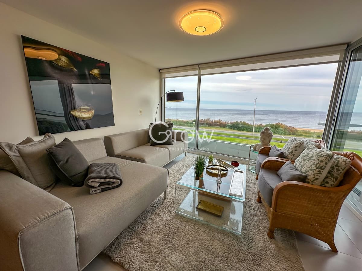 Exclusivo departamento en primera línea de Playa Mansa  -