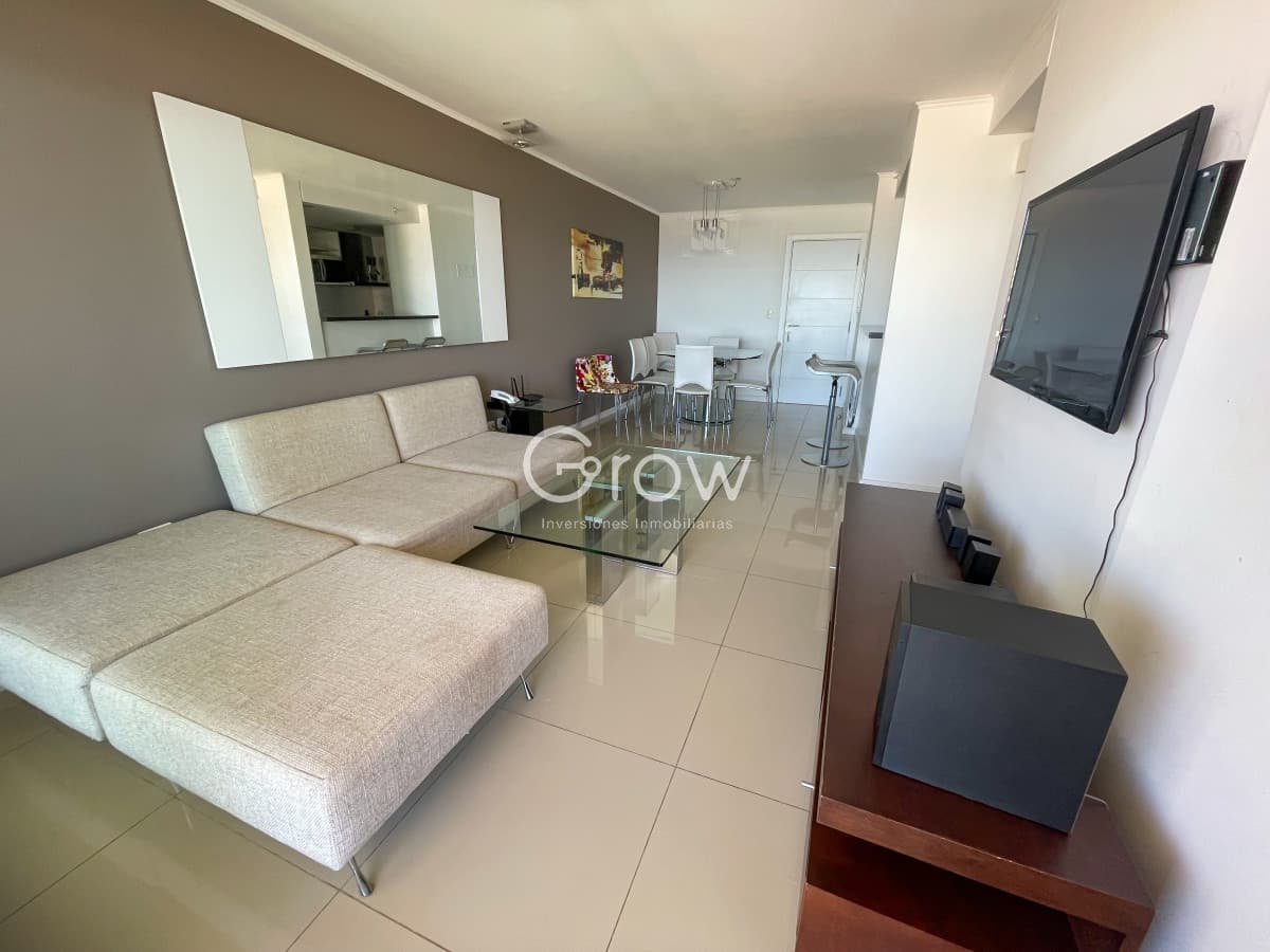 Piso alto con hermosa vista a Playa Brava!