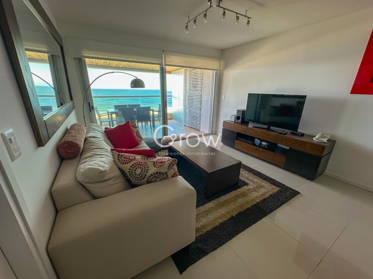 Piso alto en venta con vistas al mar en Torre Icon Brava