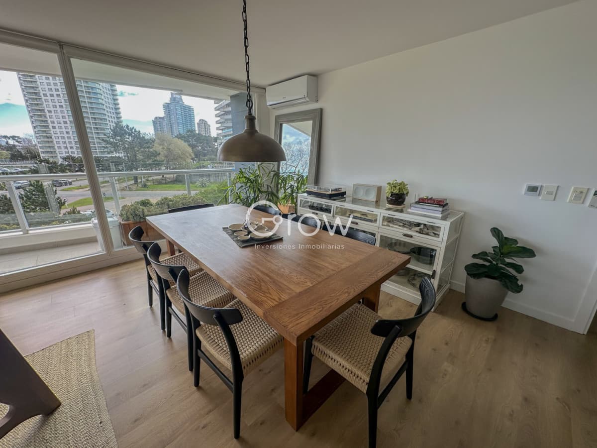 One, Punta del Este! Exclusivo apartamento a pasos del mar.  -